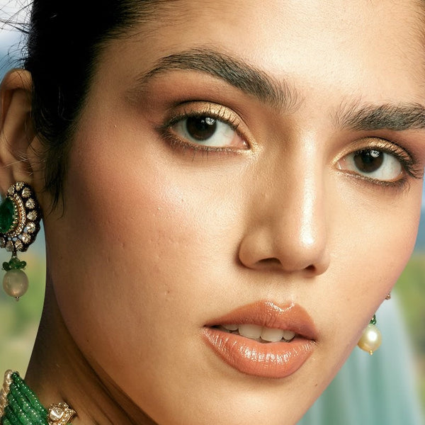 https://www.lakmeindia.com/cdn/shop/articles/Pre_Wedding_Photoshoot_Makeup_5d8d7e92-f1f3-4675-8eec-05917df159ac_600x600_crop_center.jpg?v=1751443913