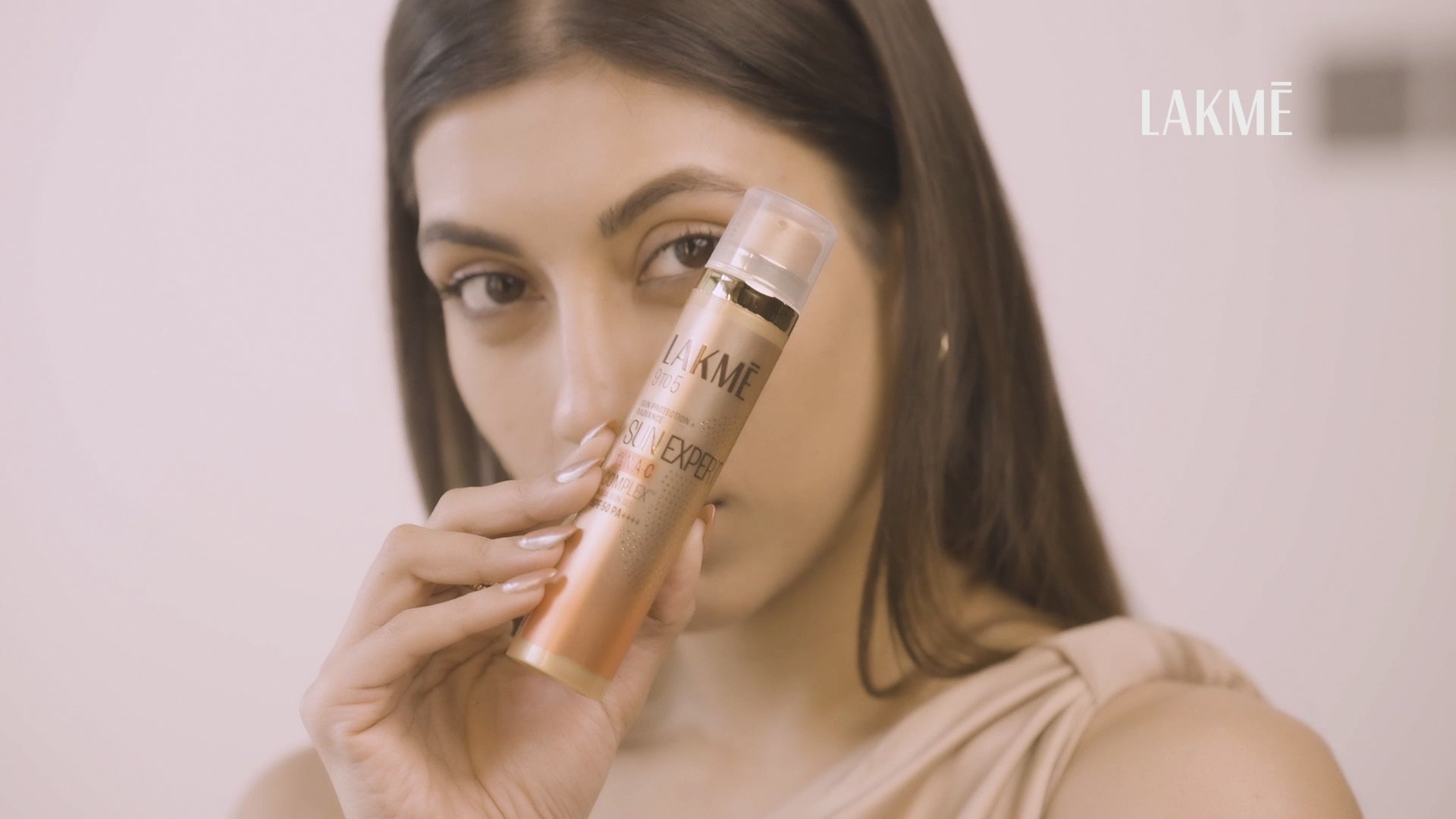 Lakmē 1% Niacinamide & VIT C water-light Sunscreen gel SPF 50 Pa++++For Oily Skin,2X Glow,56G