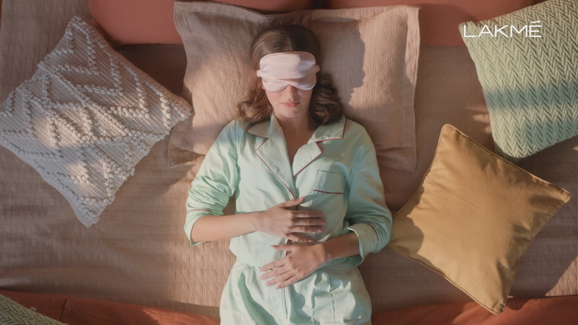 Lakmē Blush & Glow Brightening Lemon Facewash, with Vitamin C Serum, 50gm