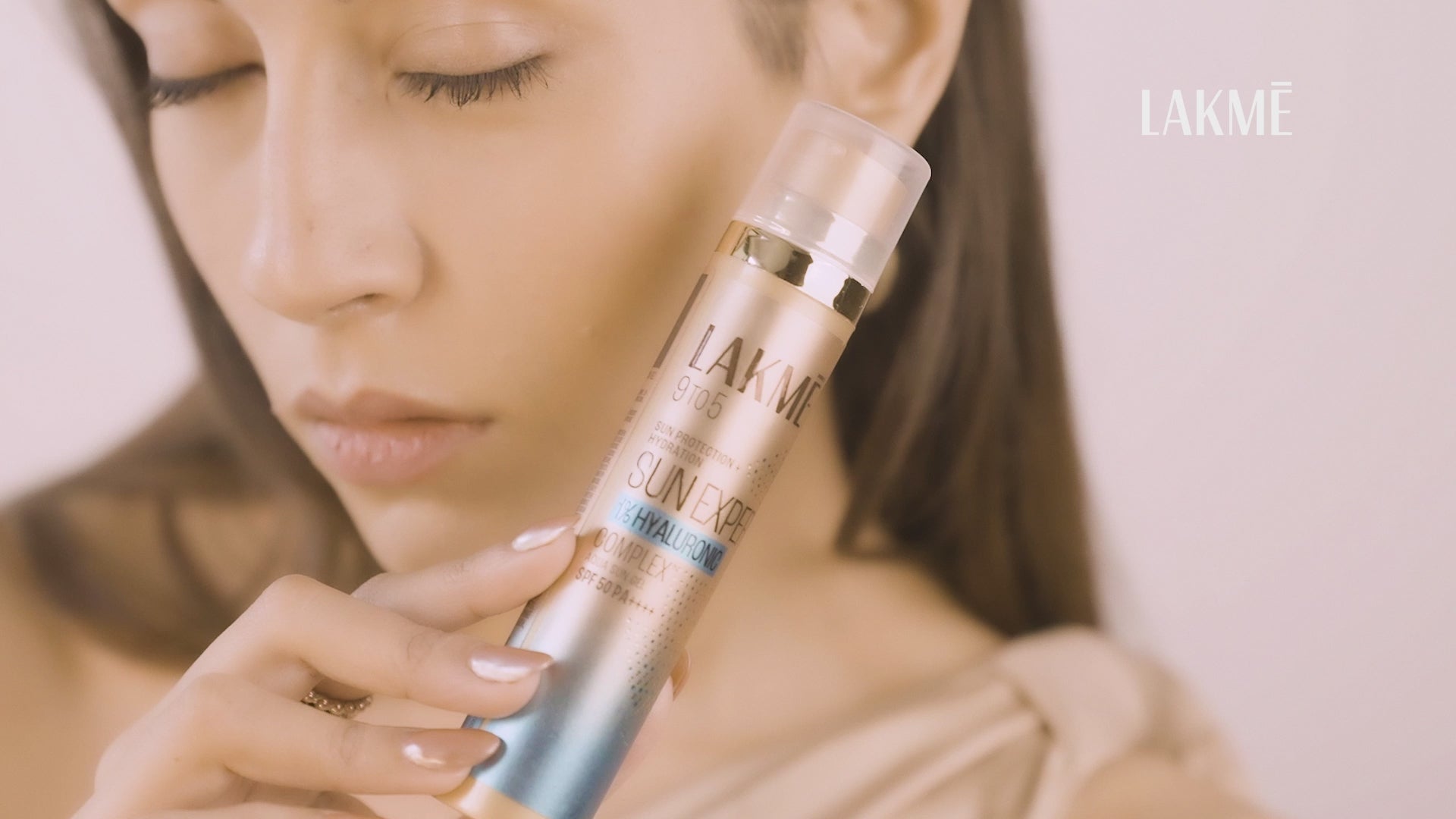 Lakmē 1% Hyaluronic water-light Sunscreen gel SPF 50 Pa++++ For Oily Skin, Plump & Hydrated skin 56g